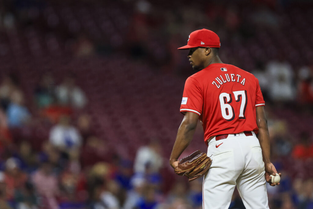 Cubs Acquire Righty Yosver Zulueta From Mariners in Minor Move