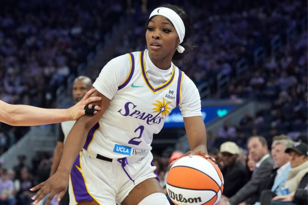 Sky Edge Tempo 84-79 in High-Stakes WNBA Clash
