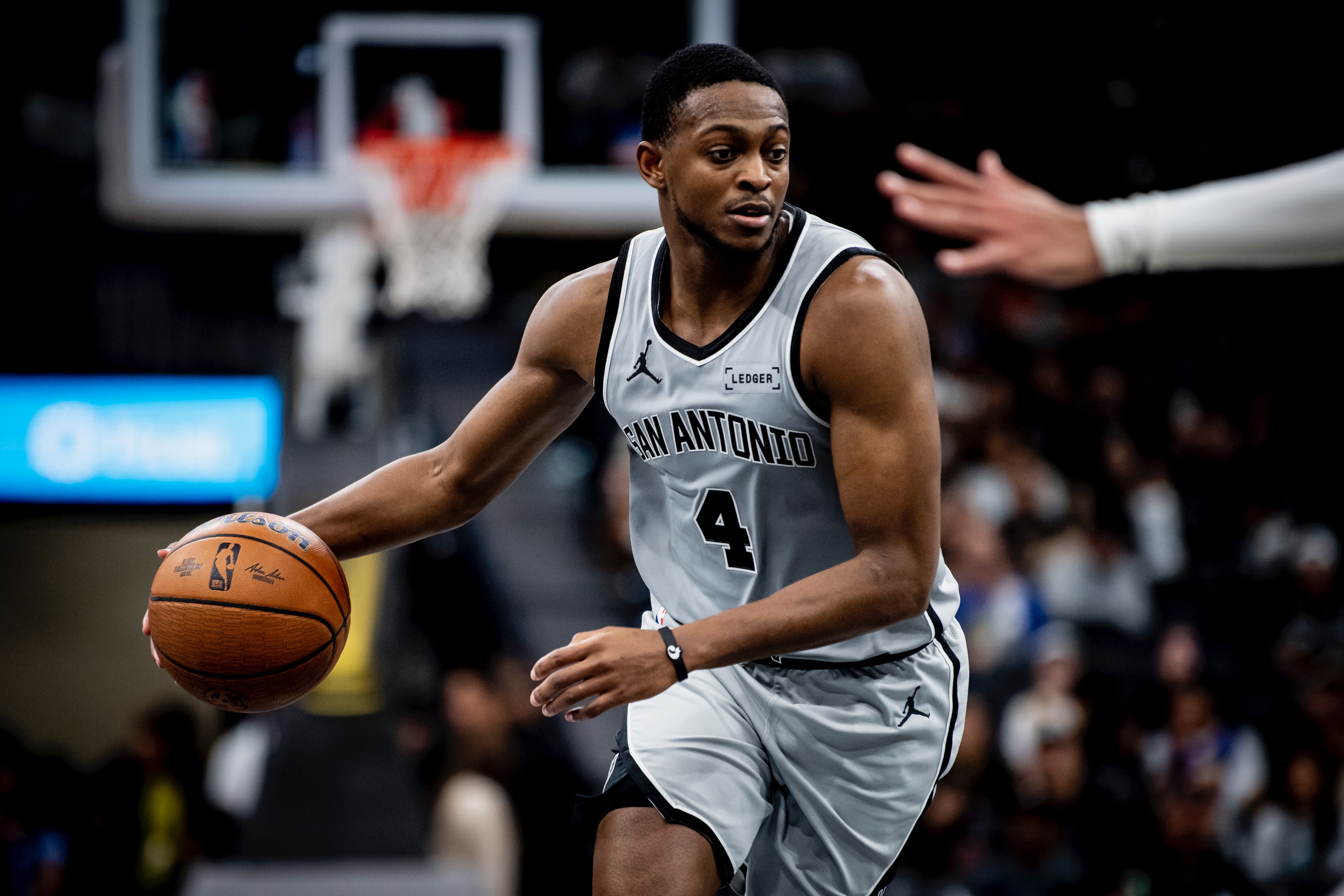 Spurs Hope De'Aaron Fox Returns for Game 2 Against Thunder