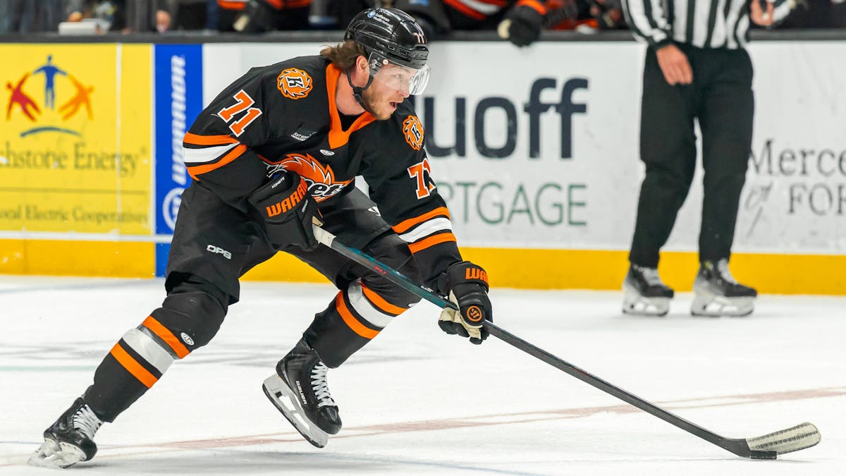 Komets Fall 4-2 to Mavericks in Game 4, Trail 3-1 in Western Conference Final